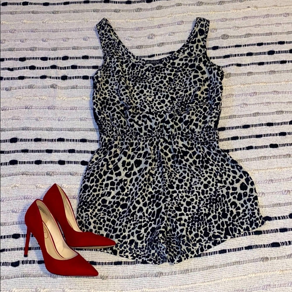 Giraffe print and lace romper